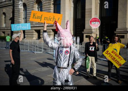 Berlin, Allemagne. 07 septembre 2023. Les manifestants en faveur du droit de premier refus des maisons ont manifesté devant le bâtiment avant la 34e session plénière de la Chambre des représentants de Berlin. C'est la première session après la pause estivale. Le thème dominant est la première lecture du double budget 2024/2025. Crédit : Sebastian Christoph Gollnow/dpa/Alamy Live News Banque D'Images