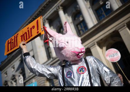 Berlin, Allemagne. 07 septembre 2023. Un manifestant pour le droit de premier refus des maisons manifeste avec un panneau "Aidez-moi!" Devant la 34e session plénière de la Chambre des représentants de Berlin. C'est la première session après la pause estivale. Le thème dominant est la première lecture du double budget 2024/2025. Crédit : Sebastian Christoph Gollnow/dpa/Alamy Live News Banque D'Images