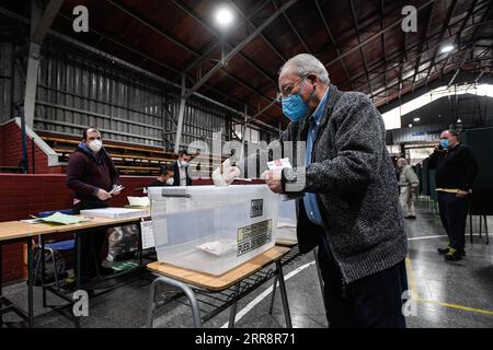 210516 -- SANTIAGO, le 16 mai 2021 -- Un électeur jette son bulletin de vote dans un centre de vote à Santiago, au Chili, le 15 mai 2021. Le Chili a entamé samedi des élections historiques, au cours desquelles, pour la première fois, une convention constitutionnelle composée de 155 membres sera élue pour rédiger la nouvelle constitution du pays. Les 14,9 millions d'électeurs chiliens choisiront également des maires, des conseillers et d'autres responsables lors des élections. Photo de /Xinhua CHILE-SANTIAGO-CONSTITUTION MAKERS ELECTION JorgexVillegas PUBLICATIONxNOTxINxCHN Banque D'Images