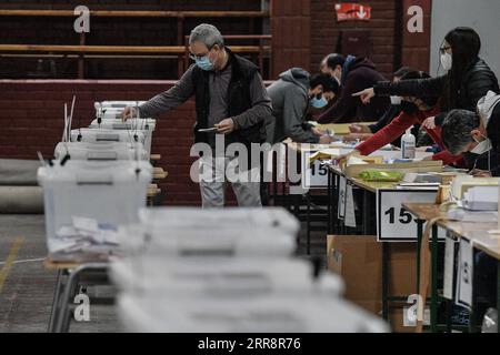 210516 -- SANTIAGO, le 16 mai 2021 -- Un électeur 1st L a déposé son bulletin de vote dans un centre de vote à Santiago, au Chili, le 15 mai 2021. Le Chili a entamé samedi des élections historiques, au cours desquelles, pour la première fois, une convention constitutionnelle composée de 155 membres sera élue pour rédiger la nouvelle constitution du pays. Les 14,9 millions d'électeurs chiliens choisiront également des maires, des conseillers et d'autres responsables lors des élections. Photo de /Xinhua CHILE-SANTIAGO-CONSTITUTION MAKERS ELECTION JorgexVillegas PUBLICATIONxNOTxINxCHN Banque D'Images