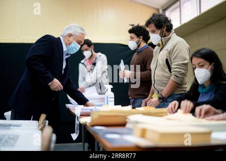 210516 -- SANTIAGO, le 16 mai 2021 -- le président chilien Sebastian Pinera 1st L s'inscrit pour voter dans un centre de vote de l'est de Santiago, au Chili, le 15 mai 2021. Le Chili a entamé samedi des élections historiques, au cours desquelles, pour la première fois, une convention constitutionnelle composée de 155 membres sera élue pour rédiger la nouvelle constitution du pays. Les 14,9 millions d'électeurs chiliens choisiront également des maires, des conseillers et d'autres responsables lors des élections. Photo de /Xinhua CHILE-SANTIAGO-CONSTITUTION MAKERS ELECTION JorgexVillegas PUBLICATIONxNOTxINxCHN Banque D'Images