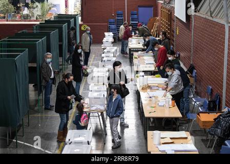 210516 -- SANTIAGO, le 16 mai 2021 -- les électeurs s'inscrivent pour voter dans un centre de vote à Santiago, au Chili, le 15 mai 2021. Le Chili a entamé samedi des élections historiques, au cours desquelles, pour la première fois, une convention constitutionnelle composée de 155 membres sera élue pour rédiger la nouvelle constitution du pays. Les 14,9 millions d'électeurs chiliens choisiront également des maires, des conseillers et d'autres responsables lors des élections. Photo de /Xinhua CHILE-SANTIAGO-CONSTITUTION MAKERS ELECTION JorgexVillegas PUBLICATIONxNOTxINxCHN Banque D'Images