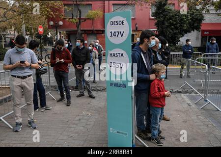 210516 -- SANTIAGO, le 16 mai 2021 -- les électeurs attendent pour voter devant un centre de vote à Santiago, au Chili, le 15 mai 2021. Le Chili a entamé samedi des élections historiques, au cours desquelles, pour la première fois, une convention constitutionnelle composée de 155 membres sera élue pour rédiger la nouvelle constitution du pays. Les 14,9 millions d'électeurs chiliens choisiront également des maires, des conseillers et d'autres responsables lors des élections. Photo de /Xinhua CHILE-SANTIAGO-CONSTITUTION MAKERS ELECTION JorgexVillegas PUBLICATIONxNOTxINxCHN Banque D'Images