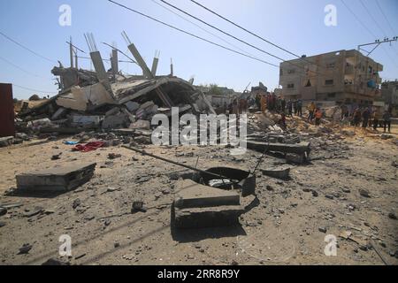 210516 -- GAZA, le 16 mai 2021 -- des Palestiniens inspectent les décombres d'une maison détruite par une frappe aérienne israélienne dans la ville de Rafah, dans le sud de la bande de Gaza, le 16 mai 2021. Photo de /Xinhua MIDEAST-GAZA-RAFAH-ISRAEL-AIRSTRIKE KhaledxOmar PUBLICATIONxNOTxINxCHN Banque D'Images