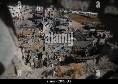 210516 -- GAZA, 16 mai 2021 -- une photo prise le 16 mai 2021 montre les décombres d'un bâtiment détruit par les frappes aériennes israéliennes dans la ville de Rafah, dans le sud de la bande de Gaza. Photo de /Xinhua MIDEAST-GAZA-RAFAH-ISRAEL-AIRSTRIKE KhaledxOmar PUBLICATIONxNOTxINxCHN Banque D'Images