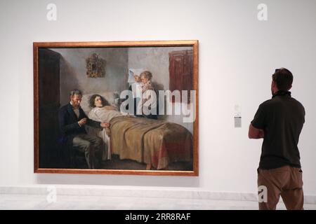 210516 -- BARCELONE, le 16 mai 2021 -- Un homme voit une exposition au Musée Picasso de Barcelone, Espagne, le 11 mai 2021. Le Musée Picasso de Barcelone n a pas laissé la pandémie de coronavirus l empêcher de célébrer le 50e anniversaire de la donation du peintre de plus d un millier d œuvres de sa jeunesse à la ville en 1970. Entre le 20 mai et le 26 septembre, le musée accueillera une exposition intitulée Picasso et les bijoux de l artiste. Photo de Ismaeil Peracaula/Xinhua ESPAGNE-BARCELONE-PICASSO MUSÉE-PEINTRE S DONATION-50E ANNIVERSAIRE IsmaelxPeracaula PUBLICATIONxNOTxINxCHN Banque D'Images
