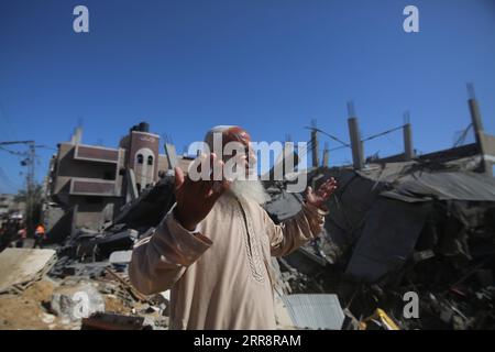 210516 -- GAZA, le 16 mai 2021 -- Un palestinien réagit alors qu'il inspecte les décombres d'une maison détruite par une frappe aérienne israélienne dans la ville de Rafah, dans le sud de la bande de Gaza, le 16 mai 2021. Photo de /Xinhua MIDEAST-GAZA-RAFAH-ISRAEL-AIRSTRIKE KhaledxOmar PUBLICATIONxNOTxINxCHN Banque D'Images