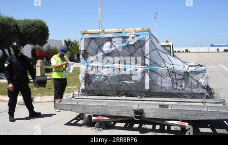 210517 -- TUNIS, le 17 mai 2021 -- Un nouveau lot de vaccins contre le COVID-19 arrive à l'aéroport international de Carthage à Tunis, Tunisie, le 16 mai 2021. Plus tôt dimanche, la Tunisie a reçu le troisième lot de 158 000 doses du vaccin AstraZeneca, dans le cadre de l’initiative mondiale COVAX, après avoir reçu, dans le cadre de la même initiative, 98 400 doses du même vaccin en avril. Photo par /Xinhua TUNISIE-TUNIS-Covid-19-VACCINÉ AdelxEzzine PUBLICATIONxNOTxINxCHN Banque D'Images