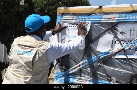 210517 -- TUNIS, le 17 mai 2021 -- un membre du personnel de l'ONU vérifie le nouveau lot de vaccins contre le COVID-19 à l'aéroport international de Carthage à Tunis, Tunisie, le 16 mai 2021. Plus tôt dimanche, la Tunisie a reçu le troisième lot de 158 000 doses du vaccin AstraZeneca, dans le cadre de l’initiative mondiale COVAX, après avoir reçu, dans le cadre de la même initiative, 98 400 doses du même vaccin en avril. Photo par /Xinhua TUNISIE-TUNIS-Covid-19-VACCINÉ AdelxEzzine PUBLICATIONxNOTxINxCHN Banque D'Images