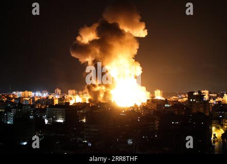 210518 -- GAZA/JÉRUSALEM, le 18 mai 2021 -- des explosions sont observées à la suite de frappes aériennes israéliennes dans la ville de Gaza, le 18 mai 2021. Photo par /Xinhua Xinhua titres : avec l'intensification du conflit israélo-palestinien, courage et conscience nécessaires pour parvenir à la paix RizekxAbdeljawad PUBLICATIONxNOTxINxCHN Banque D'Images