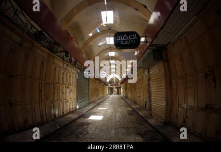 210518 -- NAPLOUSE, le 18 mai 2021 -- des magasins sont fermés lors d'une grève générale dans la ville de Naplouse, en Cisjordanie, le 18 mai 2021. Une grève générale est observée mardi dans les villes de Cisjordanie pour protester contre les frappes aériennes israéliennes sur la bande de Gaza. Photo de /Xinhua MIDEAST-NAPLOUSE-GENERAL STRIKE AymanxNobani PUBLICATIONxNOTxINxCHN Banque D'Images