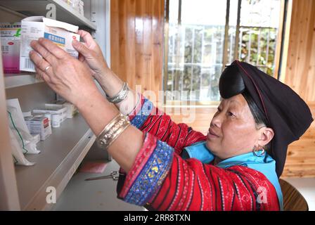 210518 -- NANNING, le 18 mai 2021 -- Pan Jiping organise la médecine dans le village de Xiaozhai, dans le canton de Longji, comté de Longsheng, dans la région autonome de Guangxi Zhuang du sud de la Chine, le 18 mai 2021. À Xiaozhai, un village au pied de la montagne Fupingbao à plus de 1 900 mètres d'altitude, Pan Jiping est médecin de campagne ici depuis plus de 30 ans. PAN, 57 ans, est l'un des Hongyao, une branche du groupe ethnique Yao. En 1988, Pan est allé à l'école de santé du comté pour étudier la médecine afin de résoudre les difficultés des villageois à voir un médecin. En 1990, après avoir terminé ses études, Pan retourne à Xi Banque D'Images