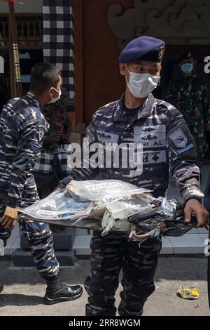 210519 -- DENPASAR, le 19 mai 2021 -- un officier de la marine indonésienne transporte des parties du sous-marin KRI Nanggala-402 de la marine indonésienne coulé après une conférence de presse à Denpasar, Bali, Indonésie, le 18 mai 2021. La marine indonésienne, avec l aide de la marine de l Armée populaire de libération de la Chine, a réussi à soulever un radeau de sauvetage et d autres fragments appartenant au sous-marin indonésien KRI Nanggala-402 coulé dans les eaux de Bali. Photo de /Xinhua INDONESIA-DENPASAR-SUNKEN SUBMARINE-RESCUREMENT-PRESS CONFERENCE Bisinglasi PUBLICATIONxNOTxINxCHN Banque D'Images