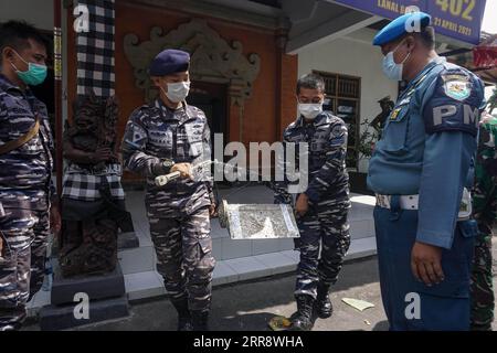 210519 -- DENPASAR, le 19 mai 2021 -- des officiers de la marine indonésienne transportent des parties du sous-marin KRI Nanggala-402 coulé de la marine indonésienne après une conférence de presse à Denpasar, Bali, Indonésie, le 18 mai 2021. La marine indonésienne, avec l aide de la marine de l Armée populaire de libération de la Chine, a réussi à soulever un radeau de sauvetage et d autres fragments appartenant au sous-marin indonésien KRI Nanggala-402 coulé dans les eaux de Bali. Photo de /Xinhua INDONESIA-DENPASAR-SUNKEN SUBMARINE-RESCUREMENT-PRESS CONFERENCE Bisinglasi PUBLICATIONxNOTxINxCHN Banque D'Images