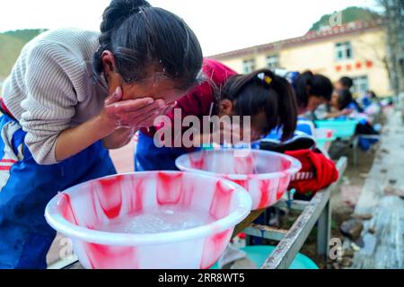 210519 -- BEIJING, le 19 mai 2021 -- les élèves lavent le visage avec de l'eau chauffée fournie par l'équipement donné par le Fonds de bourses d'aide aux étudiants de Qixing à la deuxième école primaire dans le canton de Samdo, comté de Riwoqe de Qamdo, région autonome du Tibet du sud-ouest de la Chine, le 30 avril 2021. Dans les archives de photos chinoises de Xinhua, il y a une photo d'un mandat pris par un journaliste de Xinhua il y a 20 ans - - le premier versement reçu par le Qinghai-Tibet Railway Construction Headquarters. Le mandat n'a pas été signé car le remettant n'a mis que cadre envoyé pour soutenir le Tibet en 1979 sur lui. Vingt ans plus tard, Xinhua reporters fo Banque D'Images