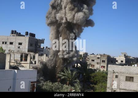 210519 -- GAZA, 19 mai 2021 -- une photo prise le 19 mai 2021 montre des explosions à la suite d'une frappe aérienne israélienne dans la ville de Rafah, dans le sud de la bande de Gaza. Photo de /Xinhua MIDEAST-GAZA-RAFAH-ISRAEL-AIRSTRIKES KhaledxOmar PUBLICATIONxNOTxINxCHN Banque D'Images