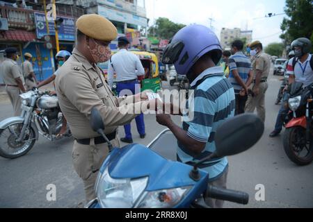 210519 -- AGARTALA, le 19 mai 2021 -- le personnel de police inspecte les motocyclistes le long d'une route pendant un couvre-feu à Agartala, la capitale de l'État de Tripura, au nord-est de l'Inde, le 19 mai 2021. Le nombre de cas de COVID-19 en Inde a atteint 25 496 330 mercredi, avec 267 334 nouveaux cas enregistrés au cours des dernières 24 heures, a confirmé le ministère de la Santé. Dans une tentative d’aplatir la courbe des cas de COVID-19, la plupart des États du pays ont imposé des couvre-feux nocturnes et des verrouillages partiels ou complets. Str/Xinhua INDIA-AGARTALA-COVID-19-COUVRE-FEU Stringer PUBLICATIONxNOTxINxCHN Banque D'Images