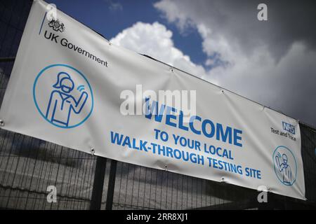 210520 -- BEDFORD, 20 mai 2021 -- une photo prise le 19 mai 2021 montre une bannière d'un site de test de dépistage du coronavirus à Bedford, en Grande-Bretagne. Près de 3 000 cas de la variante du coronavirus détectés pour la première fois en Inde ont été signalés en Grande-Bretagne, a déclaré mercredi le secrétaire britannique à la Santé Matt Hancock. Des tests de pointe et des vaccinations seront déployés dans ces zones, notamment Bedford, Burnley, Hounslow, Kirklees, Leicester et North Tyneside, a déclaré Hancock. Photo de /Xinhua UK-BEDFORD-COVID-19-SURTENSION-VARIANT TimxIreland PUBLICATIONxNOTxINxCHN Banque D'Images