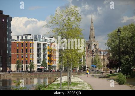 210520 -- BEDFORD, le 20 mai 2021 -- un homme marche au bord de la rivière Great Ouse à Bedford, en Grande-Bretagne, le 19 mai 2021. Près de 3 000 cas de la variante du coronavirus détectés pour la première fois en Inde ont été signalés en Grande-Bretagne, a déclaré mercredi le secrétaire britannique à la Santé Matt Hancock. Des tests de pointe et des vaccinations seront déployés dans ces zones, notamment Bedford, Burnley, Hounslow, Kirklees, Leicester et North Tyneside, a déclaré Hancock. Photo de /Xinhua UK-BEDFORD-COVID-19-SURTENSION-VARIANT TimxIreland PUBLICATIONxNOTxINxCHN Banque D'Images