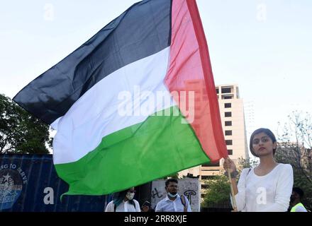 210520 -- KARACHI, le 20 mai 2021 -- Une femme assiste à une manifestation pour exprimer sa solidarité avec le peuple palestinien dans la ville portuaire de Karachi, dans le sud du Pakistan, le 19 mai 2021. Un grand nombre de Pakistanais ont participé à des manifestations à travers le pays, y compris dans la ville orientale de Lahore et dans la ville portuaire de Karachi, dans le sud du pays, mercredi Str/Xinhua PAKISTAN-PALESTINE-MANIFESTATION Stringer PUBLICATIONxNOTxINxCHN Banque D'Images