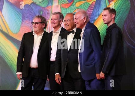 Italie, Lido di Venezia, 06 septembre 2023 : Colm Meaney, Robert Lorenz, le directeur du festival Alberto Barbera, Ehud Bleiberg et Desmond Eastwood assistent à un tapis rouge pour le film 'au pays des Saints et des pécheurss' au 80e Festival International du film de Venise le 06 septembre 2023 à Venise, Italie. Photo © Ottavia Da Re/Sintesi/Alamy Live News Banque D'Images