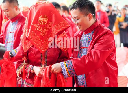 210520 -- CHONGQING, le 20 mai 2021 -- les mariés sont vus lors d'une cérémonie de mariage collective au lieu principal de la célébration de la Journée mondiale des abeilles en Chine dans le canton de Zhongyi du comté autonome de Shizhu Tujia, au sud-ouest de la Chine, Chongqing, le 20 mai 2021. Le 20 mai marque la Journée mondiale des abeilles. Cette année, la célébration de la Journée mondiale des abeilles en Chine, sur le thème Honeybee, Big Dreams, Un programme de revitalisation rurale , a eu lieu dans le canton de Zhongyi du comté de Shizhu. Au cours des dernières années, l industrie apicole chinoise a fait beaucoup de pratiques remarquables dans la promotion de la réduction de la pauvreté et de la revitalisation rurale Banque D'Images