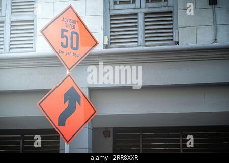 Panneau de limite de vitesse conseillée, vitesse de 50 km/h dans la rue Banque D'Images