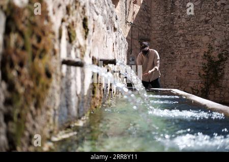 210520 -- SIGUENZA, le 20 mai 2021 -- Un homme visite un village de la ville de Siguenza, en Espagne, le 19 mai 2021. Siguenza est une municipalité de la province de Guadalajara, Castille-la Manche, Espagne. La plupart des villages de Siguenza ne comptent que quelques dizaines d'habitants, ce qui en fait l'une des régions avec la plus faible densité de population d'Espagne. ESPAGNE-SIGUENZA-SCENERY MengxDingbo PUBLICATIONxNOTxINxCHN Banque D'Images