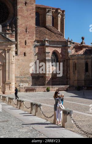 210520 -- SIGUENZA, le 20 mai 2021 -- Une femme visite la ville de Siguenza, en Espagne, le 18 mai 2021. Siguenza est une municipalité de la province de Guadalajara, Castille-la Manche, Espagne. La plupart des villages de Siguenza ne comptent que quelques dizaines d'habitants, ce qui en fait l'une des régions avec la plus faible densité de population d'Espagne. ESPAGNE-SIGUENZA-SCENERY MengxDingbo PUBLICATIONxNOTxINxCHN Banque D'Images