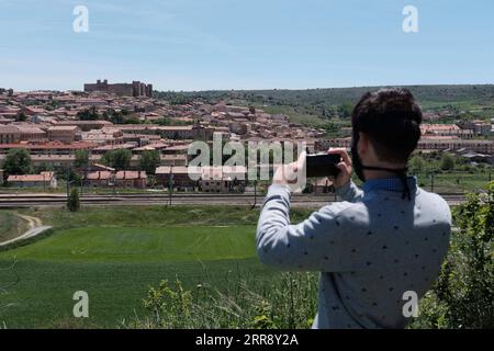 210520 -- SIGUENZA, le 20 mai 2021 -- Un homme visite la ville de Siguenza, en Espagne, le 19 mai 2021. Siguenza est une municipalité de la province de Guadalajara, Castille-la Manche, Espagne. La plupart des villages de Siguenza ne comptent que quelques dizaines d'habitants, ce qui en fait l'une des régions avec la plus faible densité de population d'Espagne. ESPAGNE-SIGUENZA-SCENERY MengxDingbo PUBLICATIONxNOTxINxCHN Banque D'Images