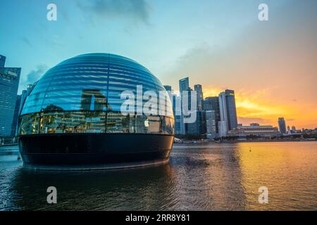 Singapour, 14 août 2023 ; Apple Store flottant dans le Central Business District avec coucher de soleil, dôme Apple Store Banque D'Images