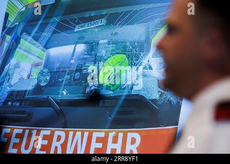 Berlin, Allemagne. 07 septembre 2023. Christian Woletz, pompier berlinois, parle de ses expériences la veille du nouvel an au Congrès de l'Association allemande des pompiers avant qu'un camion de pompiers endommagé ne soit exposé. Un jour avant le "sommet de sécurité" du Sénat de Berlin, l'association des pompiers a appelé à une action plus sévère contre les attaquants et les émeutiers lors des opérations de secours. Lors d'un congrès de l'Association allemande des brigades de pompiers (aujourd'hui) jeudi à Berlin, le thème de la "violence contre les forces d'urgence" sera également abordé. Crédit : Carsten Koall/dpa/Alamy Live News Banque D'Images