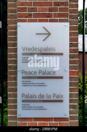 La Haye, Hollande-juillet 26 2023 : le panneau sur la visite du Palais de la paix à l'entrée. Banque D'Images