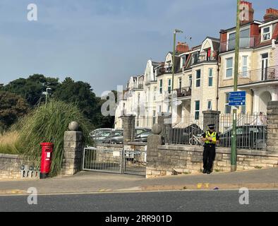 Un policier se trouve près de la scène de Boscombe Chine Gardens près de Boscombe Pier, où d'autres restes humains ont été retrouvés dans le cadre d'une enquête sur un meurtre en cours. La police a enquêté sur la mort de Simon Shotton, 49 ans, de Bournemouth, après que des restes humains aient été trouvés dans la zone du Manor Steps Zig Zag, près de Boscombe Overcliff Drive. Date de la photo : jeudi 7 septembre 2023. Banque D'Images