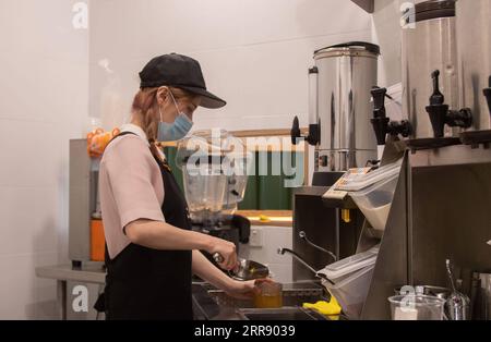 210521 -- SYDNEY, le 21 mai 2021 -- un membre du personnel d'une boutique de thé à bulles de style chinois prépare une tasse de thé à bulles à Sydney, Australie, le 18 mai 2021. L'Assemblée générale des Nations Unies a adopté une résolution en décembre 2019 pour désigner le 21 mai Journée internationale du thé. Photo de /Xinhua AUSTRALIE-SYDNEY-CHINESE TEA CULTURE HuxJingchen PUBLICATIONxNOTxINxCHN Banque D'Images