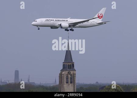 210521 -- BRUXELLES, le 21 mai 2021 -- Un vol de Japan Airlines approche de l'aéroport de Bruxelles à Zaventem, Belgique, le 21 mai 2021. L’Union européenne a recommandé jeudi d’ouvrir ses frontières extérieures aux déplacements non essentiels dans le bloc si les voyageurs ont été entièrement vaccinés contre le COVID-19. BELGIQUE-BRUXELLES-eu-COVID-19-TRAVEL ZhengxHuansong PUBLICATIONxNOTxINxCHN Banque D'Images