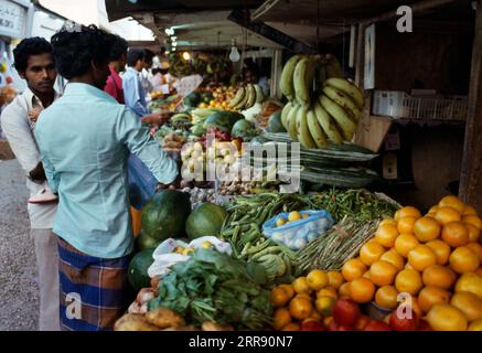 Salalah Oman hommes à Souk fruit and Vegetable Stall Banque D'Images