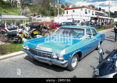 Années 1960 Chevrolet Impala Sedan voiture américaine, conduite le long de Marine Parade à Southend on Sea, Essex, Royaume-Uni. Berline Impala quatre portes de quatrième génération Banque D'Images