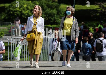 210523 -- MOSCOU, le 23 mai 2021 -- des piétons marchent à Moscou, Russie, le 23 mai 2021. Le nombre cumulé de cas de COVID-19 en Russie a atteint 5 001 505 après que le pays ait enregistré 8 951 nouvelles infections au cours des dernières 24 heures, a déclaré dimanche le centre officiel de surveillance et de réponse. RUSSIE-MOSCOU-COVID-19-CAS EvgenyxSinitsyn PUBLICATIONxNOTxINxCHN Banque D'Images