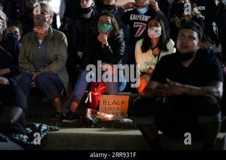 210526 -- NEW YORK, le 26 mai 2021 -- des gens assistent à une veillée pour marquer le premier anniversaire de la mort de George Floyd à New York, aux États-Unis, le 25 mai 2021. U.S.-GEORGE FLOYD-ANNIVERSAIRE DE LA MORT-RALLYE WANGXYING PUBLICATIONXNOTXINXCHN Banque D'Images