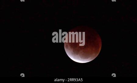 210526 -- WELLINGTON, le 26 mai 2021 -- Une lune de sang est vue dans le ciel au lac Wanaka, Nouvelle-Zélande, le 26 mai 2021. Photo de /Xinhua NEW ZEALAND-WELLINGTON-MOON ZhangxJianyong PUBLICATIONxNOTxINxCHN Banque D'Images