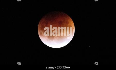 210526 -- WELLINGTON, le 26 mai 2021 -- Une lune de sang est vue dans le ciel au lac Wanaka, Nouvelle-Zélande, le 26 mai 2021 photo par /Xinhua NEW ZEALAND-WELLINGTON-MOON ZhangxJianyong PUBLICATIONxNOTxINxCHN Banque D'Images