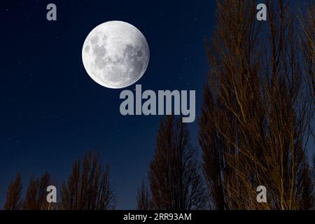 210526 -- WELLINGTON, le 26 mai 2021 -- Une lune est vue dans le ciel au lac Wanaka, Nouvelle-Zélande, le 26 mai 2021. Photo de /Xinhua NEW ZEALAND-WELLINGTON-MOON ZhangxJianyong PUBLICATIONxNOTxINxCHN Banque D'Images