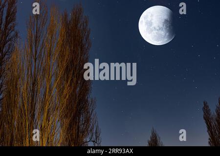 210526 -- WELLINGTON, le 26 mai 2021 -- Une lune est vue dans le ciel au lac Wanaka, Nouvelle-Zélande, le 26 mai 2021. Photo de /Xinhua NEW ZEALAND-WELLINGTON-MOON ZhangxJianyong PUBLICATIONxNOTxINxCHN Banque D'Images