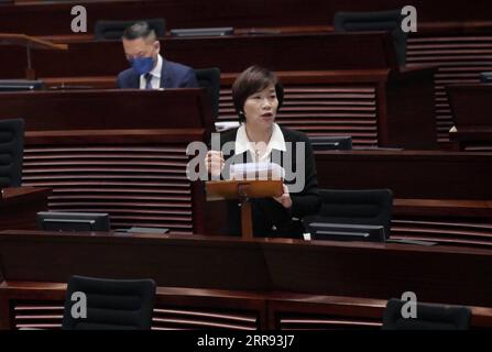 210526 -- HONG KONG, le 26 mai 2021 -- le législateur Leung Mei-fun prend la parole lors de la deuxième lecture des amendements aux lois électorales de Hong Kong devant le LegCo du Conseil législatif à Hong Kong, dans le sud de la Chine, le 26 mai 2021. Le LegCo du Conseil législatif de la région administrative spéciale de Hong Kong de la Chine a repris mercredi la deuxième lecture des amendements aux lois électorales de Hong Kong. CHINE-HONG KONG-LOIS ÉLECTORALES-AMENDEMENTS-DEUXIÈME LECTURE CN WANGXSHEN PUBLICATIONXNOTXINXCHN Banque D'Images