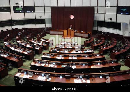 210526 -- HONG KONG, le 26 mai 2021 -- une photo prise le 26 mai 2021 montre la scène de la deuxième lecture des amendements aux lois électorales de Hong Kong au LegCo du Conseil législatif, à Hong Kong, dans le sud de la Chine. Le LegCo du Conseil législatif de la région administrative spéciale de Hong Kong de la Chine a repris mercredi la deuxième lecture des amendements aux lois électorales de Hong Kong. CHINE-HONG KONG-LOIS ÉLECTORALES-AMENDEMENTS-DEUXIÈME LECTURE CN WANGXSHEN PUBLICATIONXNOTXINXCHN Banque D'Images