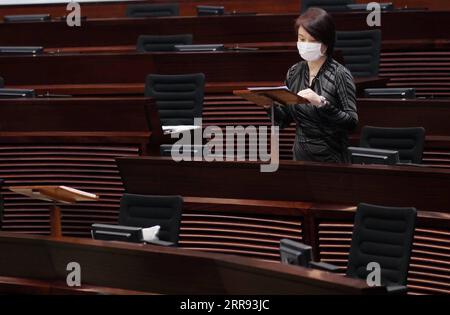 210526 -- HONG KONG, 26 mai 2021 -- Lee Wai-King, législateur et président de l Alliance démocratique pour l amélioration et le progrès de Hong Kong, prend la parole lors de la deuxième lecture des amendements aux lois électorales de Hong Kong devant le LegCo du Conseil législatif à Hong Kong, dans le sud de la Chine, le 26 mai 2021. Le LegCo du Conseil législatif de la région administrative spéciale de Hong Kong de la Chine a repris mercredi la deuxième lecture des amendements aux lois électorales de Hong Kong. CHINE-HONG KONG-LOIS ÉLECTORALES-AMENDEMENTS-DEUXIÈME LECTURE CN WANGXSHEN PUBLICATIONXNOTXINXCHN Banque D'Images