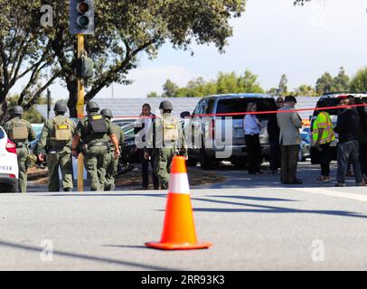 210526 -- SAN JOSE, le 26 mai 2021 -- la police et les enquêteurs travaillent sur les lieux d'une fusillade de masse à San Jose, Californie, États-Unis, le 26 mai 2021. Neuf personnes, dont le suspect, étaient mortes et au moins une personne a été blessée mercredi matin après une fusillade dans une cour VTA de la Valley Transportation Authority au nord du centre-ville de San Jose, dans l’État américain de Californie, selon les autorités locales. Photo de /Xinhua U.S.-CALIFORNIA-SAN JOSE-MASS SHOOTING DongxXudong PUBLICATIONxNOTxINxCHN Banque D'Images