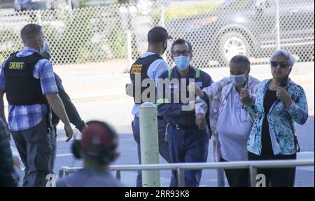 210526 -- SAN JOSE, 26 mai 2021 -- des gens marchent vers un centre de réunification pour les employés et les familles de VTA près de la scène d'une fusillade de masse à San Jose, Californie, États-Unis, le 26 mai 2021. Neuf personnes, dont le suspect, étaient mortes et au moins une personne a été blessée mercredi matin après une fusillade dans une cour VTA de la Valley Transportation Authority au nord du centre-ville de San Jose, dans l’État américain de Californie, selon les autorités locales. Photo de Dong Xudong/Xinhua U.S.-CALIFORNIA-SAN JOSE-MASS SHOOTING WuxXiaoling PUBLICATIONxNOTxINxCHN Banque D'Images