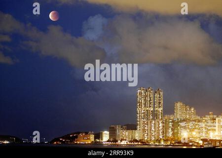 210526 -- HONG KONG, le 26 mai 2021 -- une éclipse lunaire est observée au-dessus de Hong Kong, le 26 mai 2021. CHINA-SUPER MOON-LUNAR ECLIPSE CN WANGXSHEN PUBLICATIONXNOTXINXCHN Banque D'Images